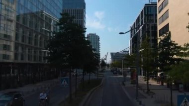 Hamburg sokaklarında uçmak Almanya 'da bir şehir. Yazın güneşli bir günde çift katlı bir otobüsün tepesinde. 