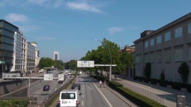 Hamburg sokaklarında uçmak Almanya 'da bir şehir. Yazın güneşli bir günde çift katlı bir otobüsün tepesinde. 