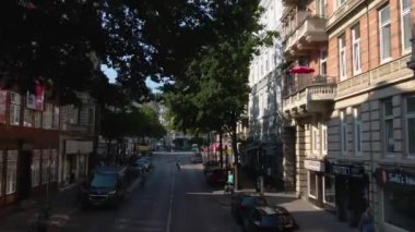 Hamburg sokaklarında uçmak Almanya 'da bir şehir. Yazın güneşli bir günde çift katlı bir otobüsün tepesinde. 