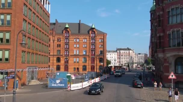Летающие Через Улицы Гамбурга Город Германии Крыше Двухместного Автобуса Декер — стоковое видео