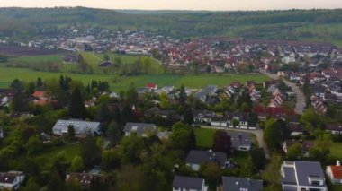 Baden-Wrttemberg 'de sabah erken saatlerde solunda tavayla küçük bir köy olan Warmbronn Almanya' da.