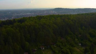 Leonberg tepenin arkasında, tepenin yamacında, Baden-Wuerttemberg, Almanya sabahın erken saatlerinde.