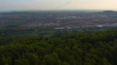 Leonberg tepenin arkasında, tepenin yamacında, Baden-Wuerttemberg, Almanya sabahın erken saatlerinde.