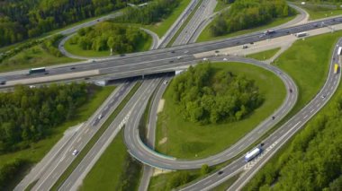 Almanya 'da Stuttgart Vahingen kenti yakınlarındaki Autobahn sınır kapısının havadan görüntüsü