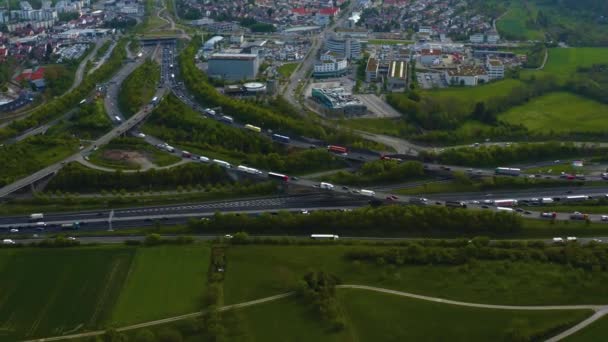 Ilmakuva Autobahnin Ylityskolmiosta Kaupungin Leonbergin Vieressä Saksassa — kuvapankkivideo