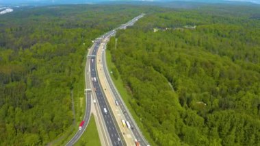 Almanya 'da Stuttgart Vahingen kenti yakınlarındaki Autobahn sınır kapısının havadan görüntüsü