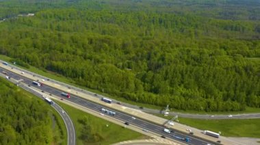 Almanya 'da Stuttgart Vahingen kenti yakınlarındaki Autobahn sınır kapısının havadan görüntüsü