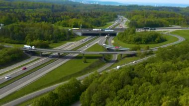Almanya 'da Stuttgart Vahingen kenti yakınlarındaki Autobahn sınır kapısının havadan görüntüsü