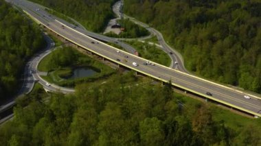 Otoyol kavşağının hava görüntüsü, Autobahn dairesi, Schattenring Stuttgart, Almanya baharda güneşli bir günde.