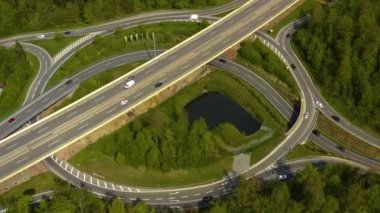 Otoyol kavşağının hava görüntüsü, Autobahn dairesi, Schattenring Stuttgart, Almanya baharda güneşli bir günde.