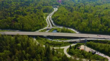 Otoyol kavşağının hava görüntüsü, Autobahn dairesi, Schattenring Stuttgart, Almanya baharda güneşli bir günde.