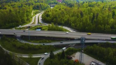 Otoyol kavşağının hava görüntüsü, Autobahn dairesi, Schattenring Stuttgart, Almanya baharda güneşli bir günde.