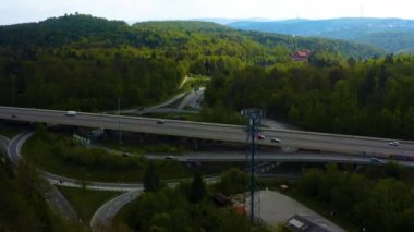 Otoyol kavşağının hava görüntüsü, Autobahn dairesi, Schattenring Stuttgart, Almanya baharda güneşli bir günde.