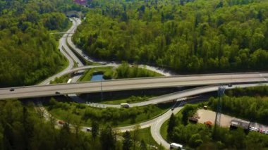 Otoyol kavşağının hava görüntüsü, Autobahn dairesi, Schattenring Stuttgart, Almanya baharda güneşli bir günde.
