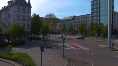 Güneşli bir günde otobüsün tepesinde Stuttgart sokaklarında uçmak