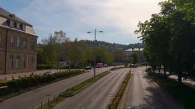 Güneşli bir günde otobüsün tepesinde Stuttgart sokaklarında uçmak