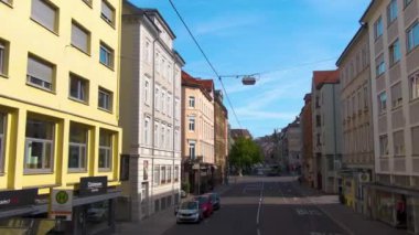 Güneşli bir günde otobüsün tepesinde Stuttgart sokaklarında uçmak