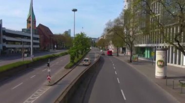 Güneşli bir günde otobüsün tepesinde Stuttgart sokaklarında uçmak