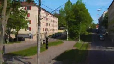 Güneşli bir bahar gününde Stuttgart sokaklarında çift katlı bir otobüsün tepesinde uçmak