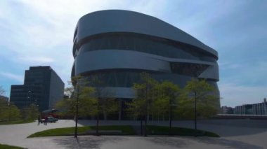 Güneşli bir bahar gününde Stuttgart sokaklarında çift katlı bir otobüsün tepesinde uçmak