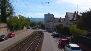 Güneşli bir bahar gününde Stuttgart sokaklarında çift katlı bir otobüsün tepesinde uçmak