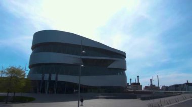 Güneşli bir bahar gününde Stuttgart sokaklarında çift katlı bir otobüsün tepesinde uçmak