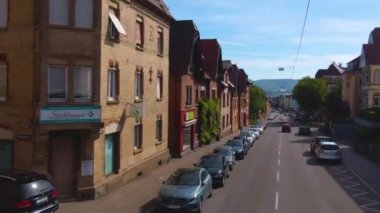 Güneşli bir bahar gününde Stuttgart sokaklarında çift katlı bir otobüsün tepesinde uçmak