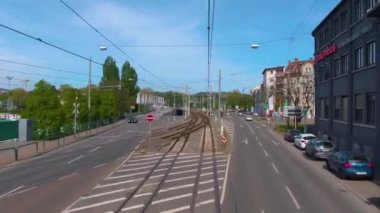 Güneşli bir bahar gününde Stuttgart sokaklarında çift katlı bir otobüsün tepesinde uçmak