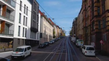 Güneşli bir bahar gününde Stuttgart sokaklarında çift katlı bir otobüsün tepesinde uçmak