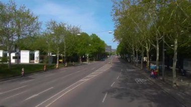 Güneşli bir bahar gününde Stuttgart sokaklarında çift katlı bir otobüsün tepesinde uçmak