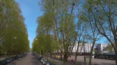 Güneşli bir bahar gününde Stuttgart sokaklarında çift katlı bir otobüsün tepesinde uçmak