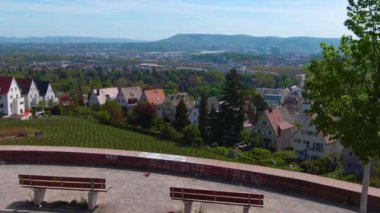 Güneşli bir bahar gününde Stuttgart sokaklarında çift katlı bir otobüsün tepesinde uçmak