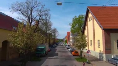 Güneşli bir bahar gününde Stuttgart sokaklarında çift katlı bir otobüsün tepesinde uçmak