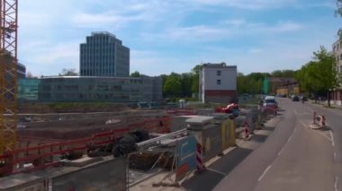 Güneşli bir bahar gününde Stuttgart sokaklarında çift katlı bir otobüsün tepesinde uçmak