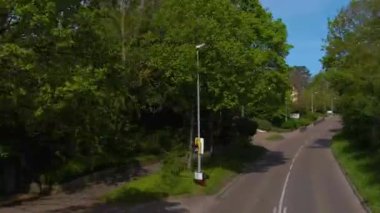 Güneşli bir bahar gününde Stuttgart sokaklarında çift katlı bir otobüsün tepesinde uçmak