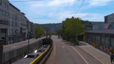 Güneşli bir bahar gününde Stuttgart sokaklarında çift katlı bir otobüsün tepesinde uçmak