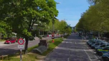 Güneşli bir bahar gününde Stuttgart sokaklarında çift katlı bir otobüsün tepesinde uçmak