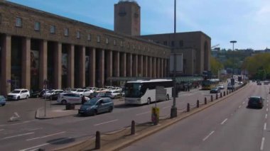 Güneşli bir bahar gününde Stuttgart sokaklarında çift katlı bir otobüsün tepesinde uçmak