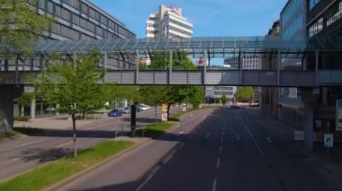 Güneşli bir bahar gününde Stuttgart sokaklarında çift katlı bir otobüsün tepesinde uçmak