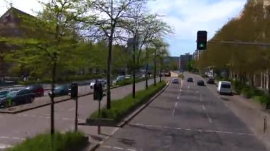 Güneşli bir bahar gününde Stuttgart sokaklarında çift katlı bir otobüsün tepesinde uçmak