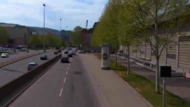 Güneşli bir bahar gününde Stuttgart sokaklarında çift katlı bir otobüsün tepesinde uçmak