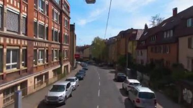 Güneşli bir bahar gününde Stuttgart sokaklarında çift katlı bir otobüsün tepesinde uçmak