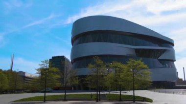 Güneşli bir bahar gününde Stuttgart sokaklarında çift katlı bir otobüsün tepesinde uçmak