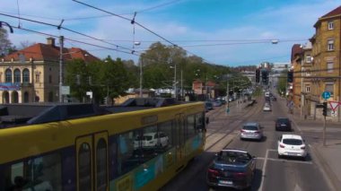 Güneşli bir bahar gününde Stuttgart sokaklarında çift katlı bir otobüsün tepesinde uçmak
