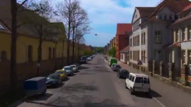 Güneşli bir bahar gününde Stuttgart sokaklarında çift katlı bir otobüsün tepesinde uçmak