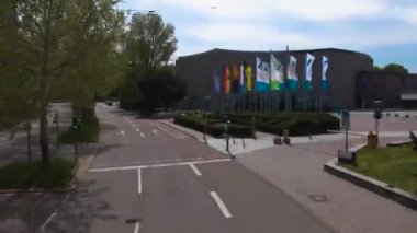 Güneşli bir bahar gününde Stuttgart sokaklarında çift katlı bir otobüsün tepesinde uçmak