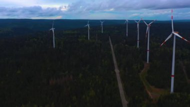 Rüzgar türbinlerinin hava görüntüsü, Kara Orman, Almanya 'daki yel değirmenleri.
