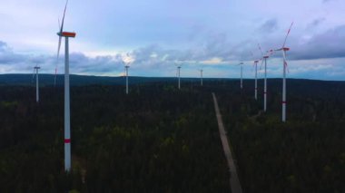 Rüzgar türbinlerinin hava görüntüsü, Kara Orman, Almanya 'daki yel değirmenleri.