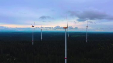 Rüzgar türbinlerinin hava görüntüsü, Kara Orman, Almanya 'daki yel değirmenleri.