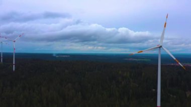 Rüzgar türbinlerinin hava görüntüsü, Kara Orman, Almanya 'daki yel değirmenleri.
